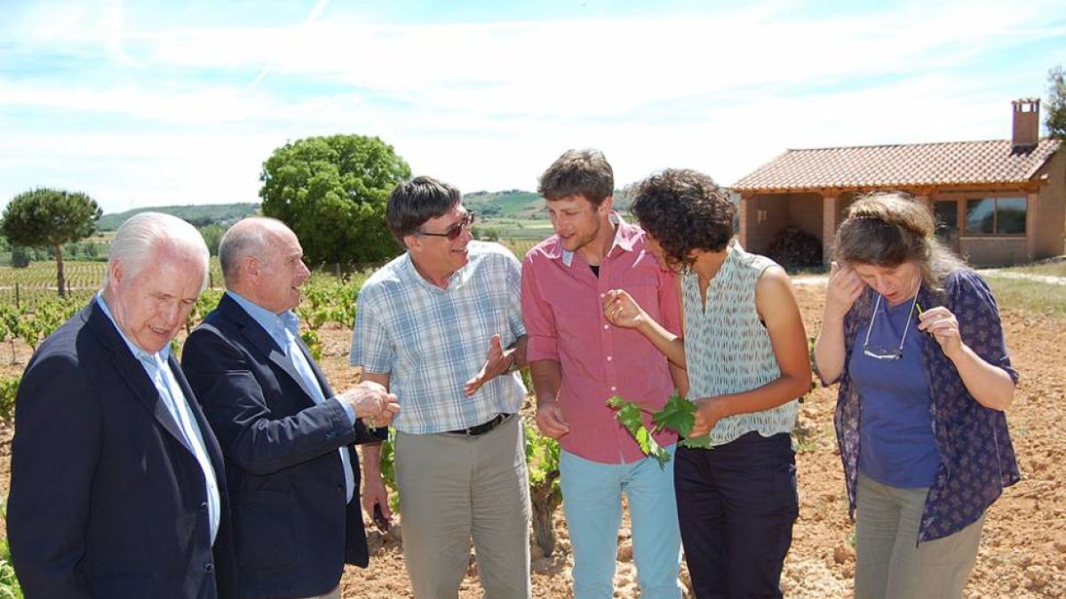 Una familia visita unos viñedos.-ECB