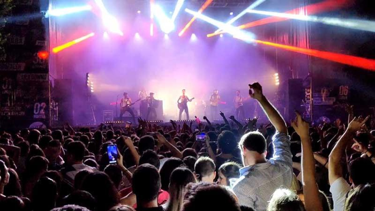 Miles de personas asistieron al principal evento de estas fiestas de San Pedro, entregadas a la magia de la banda burgalesa.-DANIEL MONTES