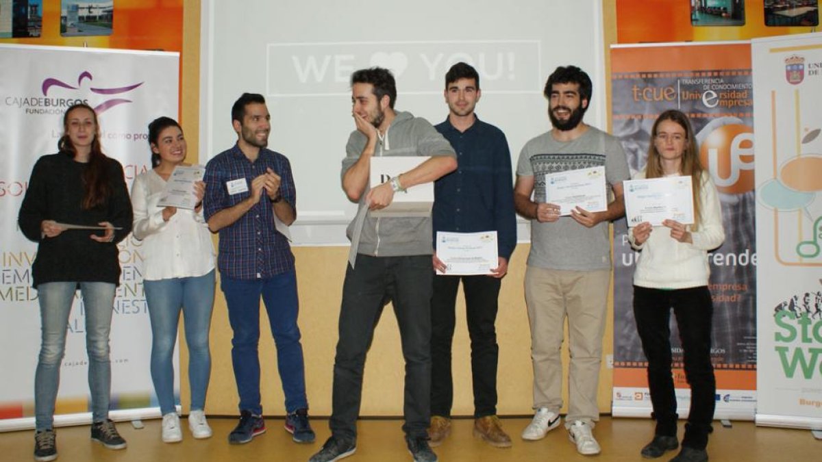 Los desarrolladores del proyecto KooKapp posan con el premio.-ECB