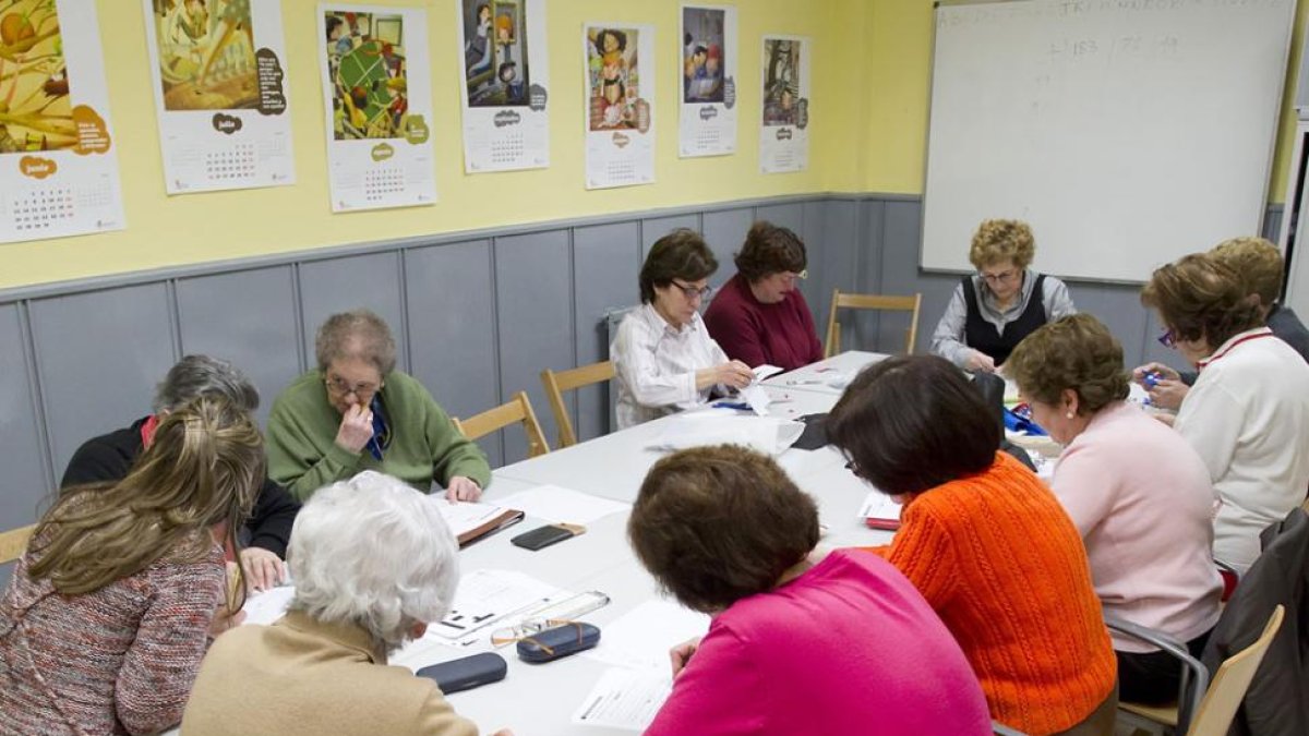 Un grupo de mujeres en una actividad de los CEAS.-ISRAEL L. MURILLO