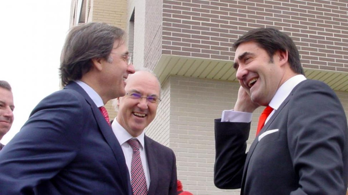 El consejero visitó el bloque de viviendas de protección oficial del sector Prau Centro Cívico.-L.V.