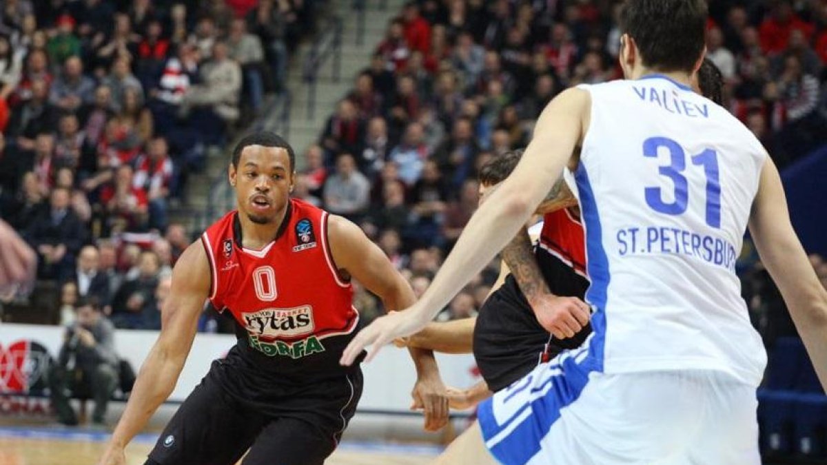 Fisher sale del bloqueo de un compañero en un partido de la pasada campaña con el Lietuvos Rytas.-BC.LRYTAS.LT