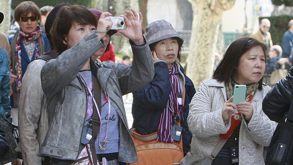 imagen de archivo de unnos turistas extranjeros en el Paseo de El Espolón realizan fotografías.-ISRAEL L. MURILLO