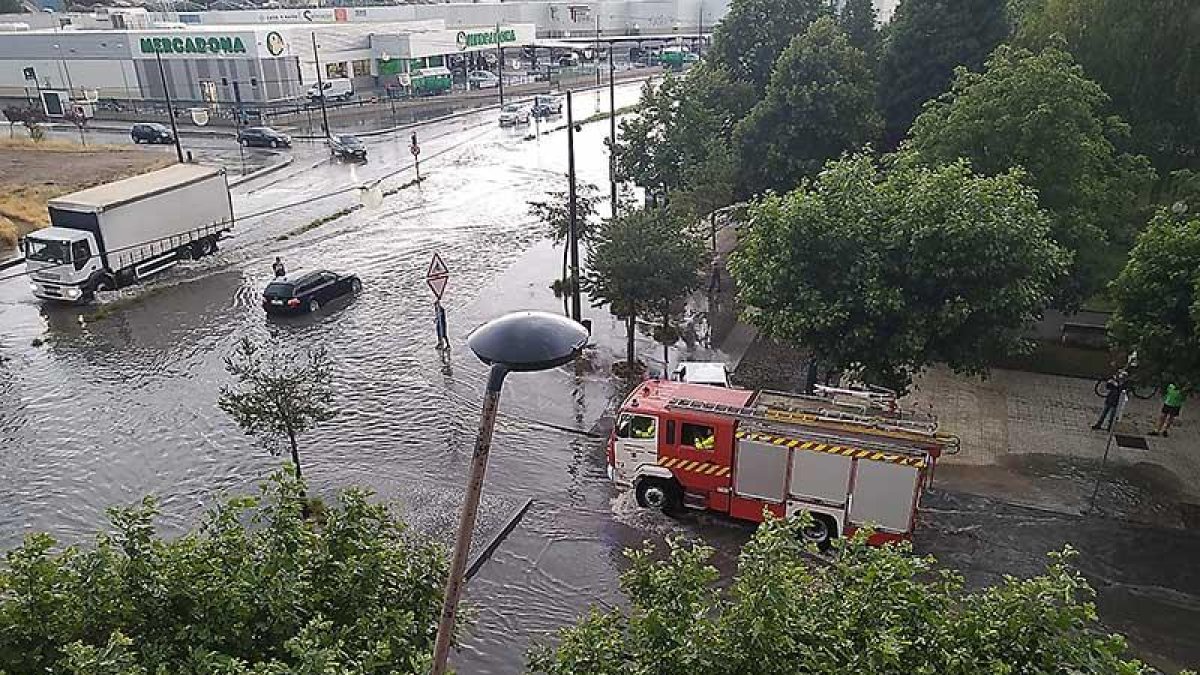 Una dotación de Bomberos acude a la zona de Juan Ramón Jiménez para achicar agua.-ECB