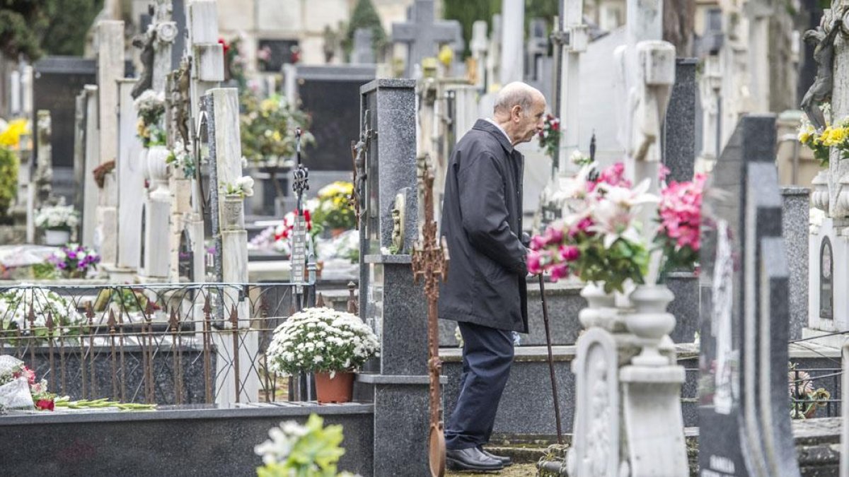 Flores y visitantes en el cementerio en el día de ayer, víspera de Todos los Santos.-ISRAEL L. MURILLO