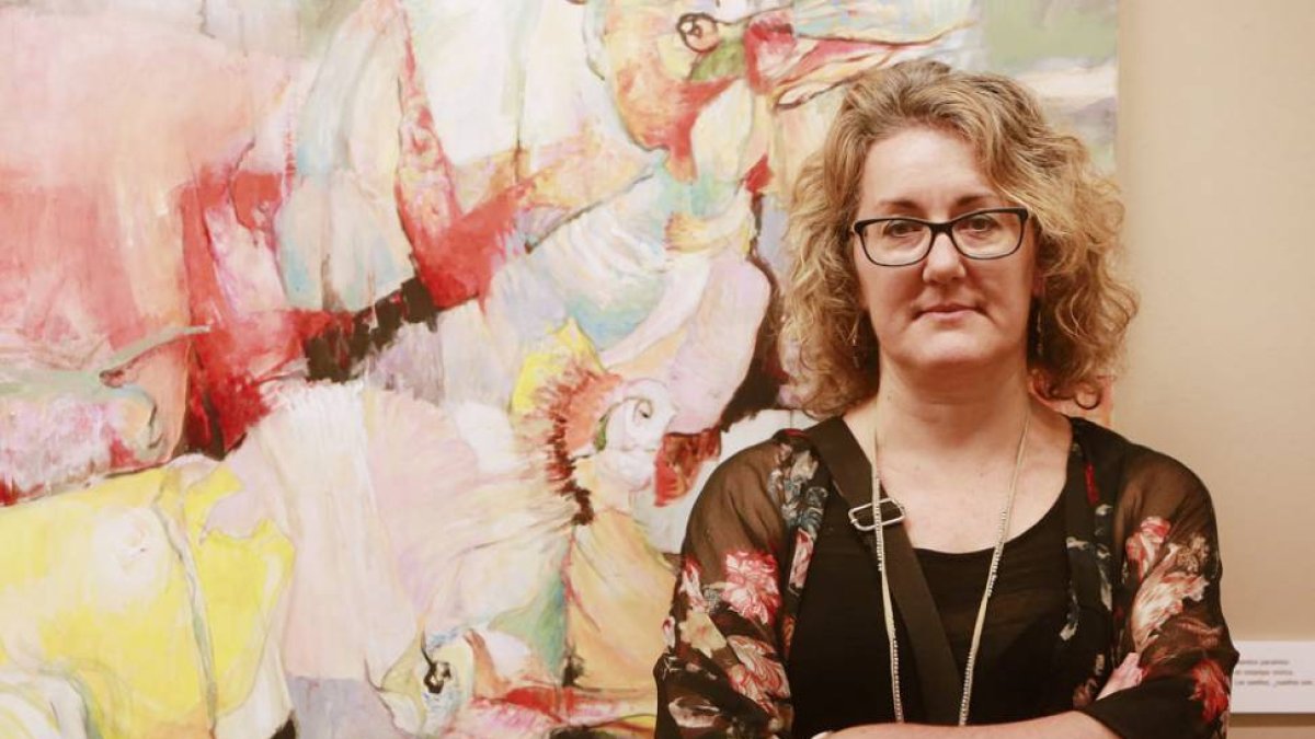 Myriam de Miguel, junto a una de las pinturas de su primera muestra individual en su ciudad natal.-Raúl Ochoa