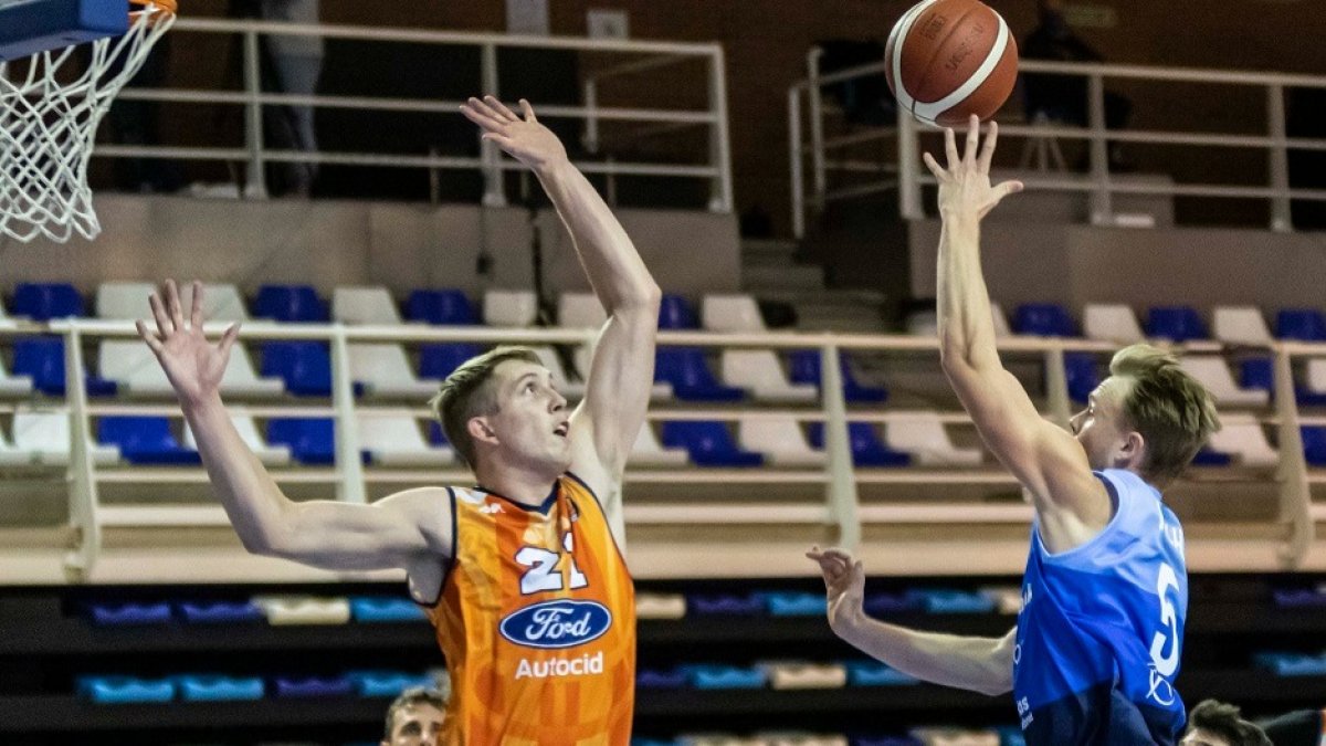 Rawson intenta taponar el lanzamiento del ovetense Frey. OVIEDO BALONCESTO