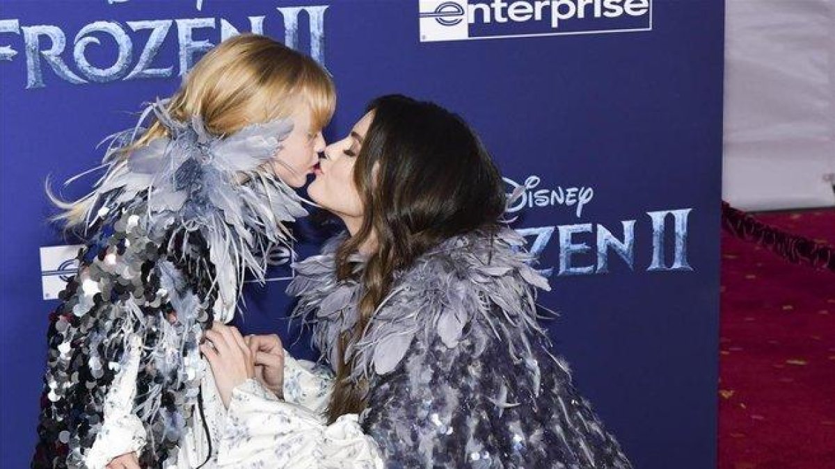 Selena y Gracie Elliot se besan en el estreno de ’Frozen 2’.-WIRELIMAGE