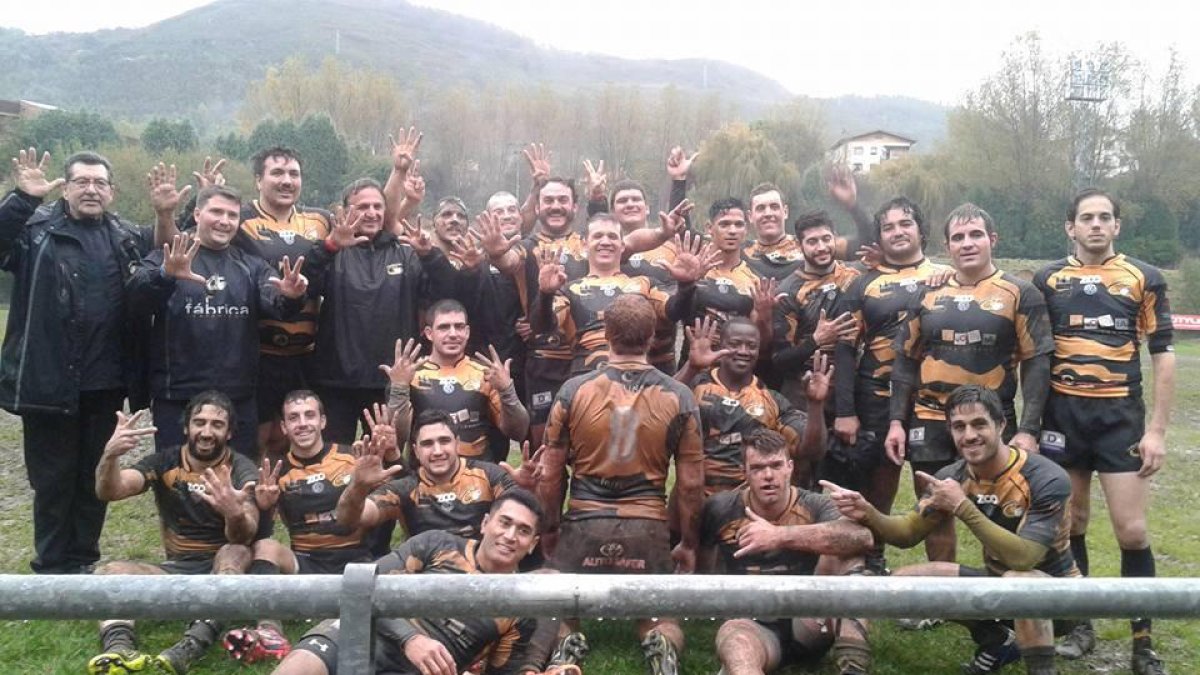 La plantilla del UBU Colina Clinic muestra el número de victorias acumuladas (8), ayer, en Oviedo.-FACEBOOK
