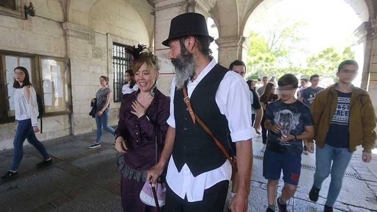 Ana I. Roncero (caracterizada de doña Rafaela) y Rubén Alonso Ortega condujeron a los alumnos por la ruta de los libros escondidos.-Raúl Ochoa