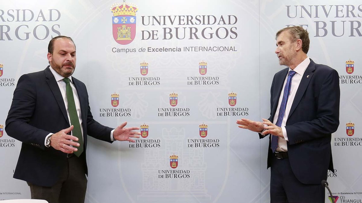 El alcalde de Burgo de Osma, Miguel Cobo, y el rector de la UBU, José Manuel Pérez Mateos. R.G.O.
