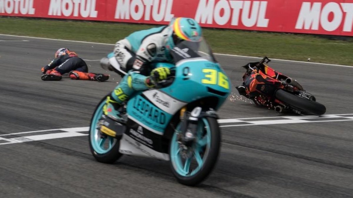 El holandes Bo Bendsneyder y su KTM cruzan la meta de Assen por los suelos justo detras de Joan Mir (Honda).-ALEJANDRO CERESUELA