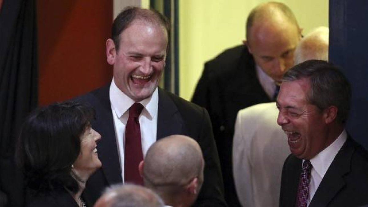 Douglas Carswell celebra la obtención del primer escaño del UKIP en el Parlamento británico.-Foto: AP / CHRIS RADBURN