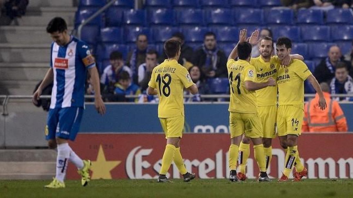 Los jugadores del Villarreal felicitan a Trigueros por su gol al Espanyol en Cornellà.-AFP / JOSEP LAGO