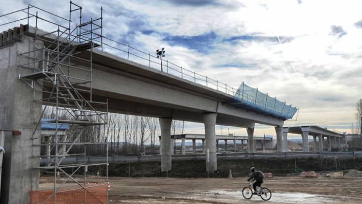 Viaducto sobre el Arlanzón que conectará el túnel de Estépar con el tramó de Villalonquéjar.-Israel L. Murillo