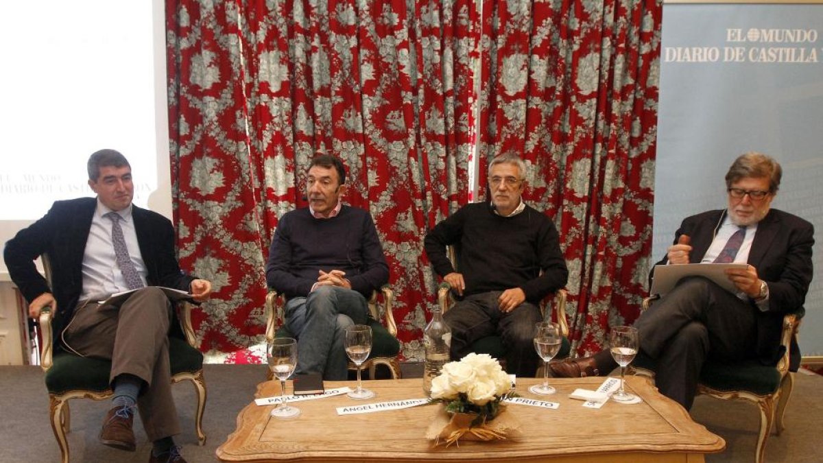 El director de ELMUNDO DECASTILLAYLEÓN, Pablo R. Lago, Ángel Hernández, de CCOO, Agustín Prieto, de UGT, y el presidente de Cecale, Santiago Aparicio, ayer en el Club de Prensa.-Bruno Moreno