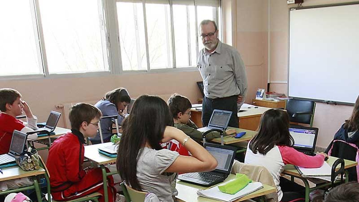 Un profesor imparte clase en el colegio Juan de Vallejo.-RAÚL G. OCHOA