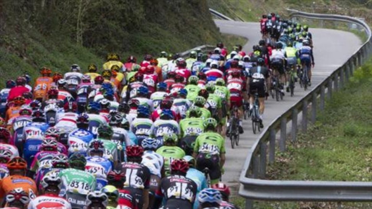 Pelotón ciclista.-EFE / QUIQUE GARCÍA