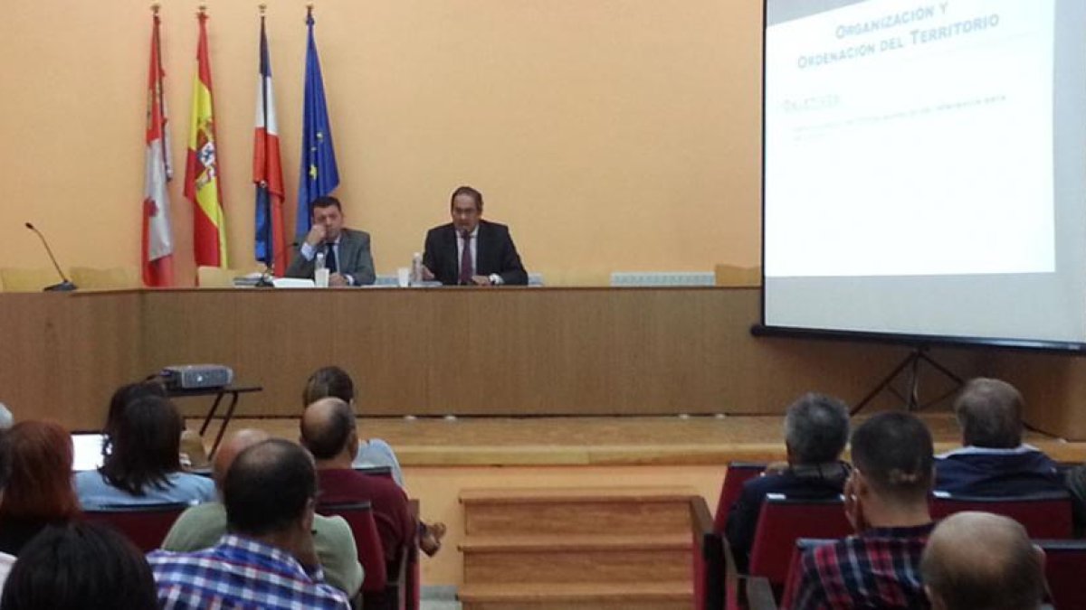 González Gago (izquierda) y Fernández Mardomingo ( derecha), durante el encuentro celebrado ayer en Lerma.-ECB