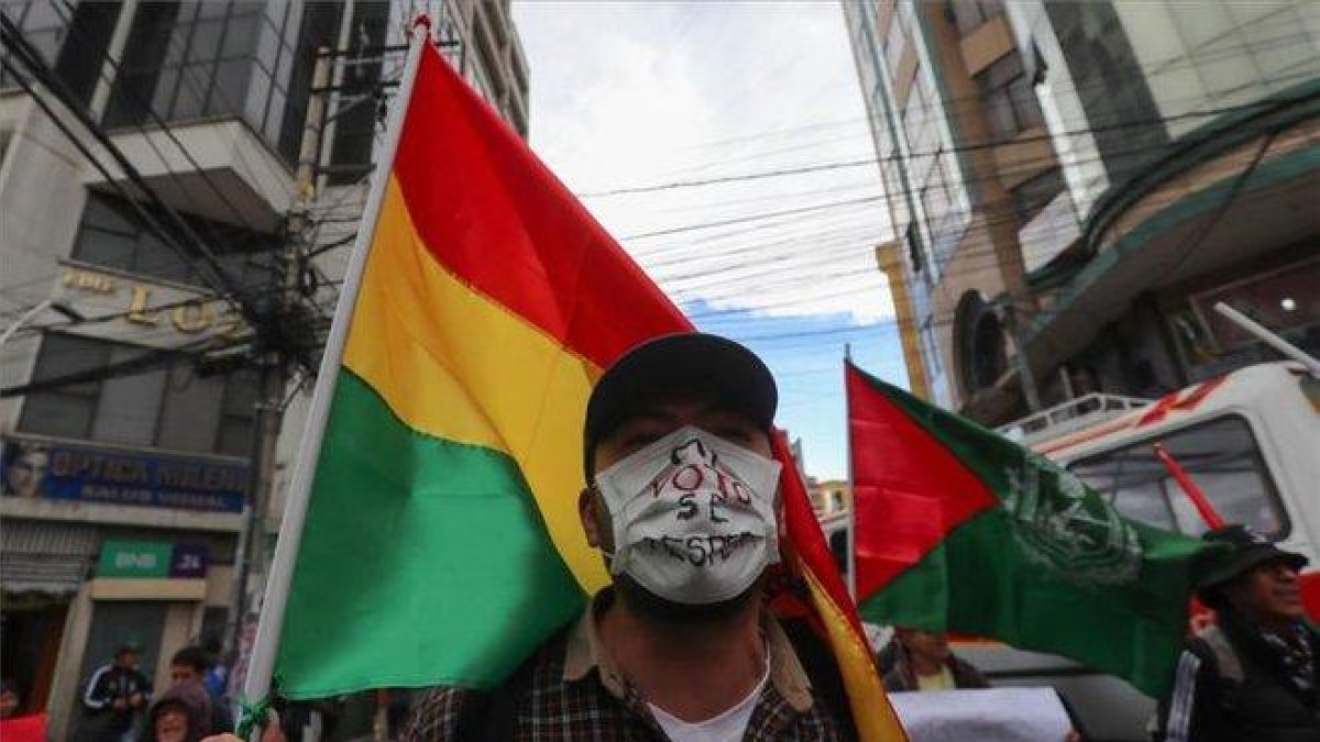 Un hombre protesta en Bolivia por las elecciones presidenciales.-EFE
