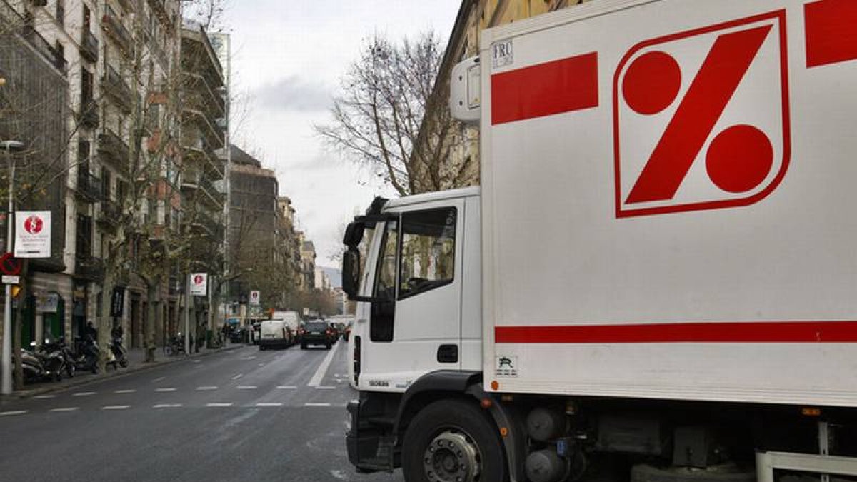 Un camión de reparto de la cadena DIA.-