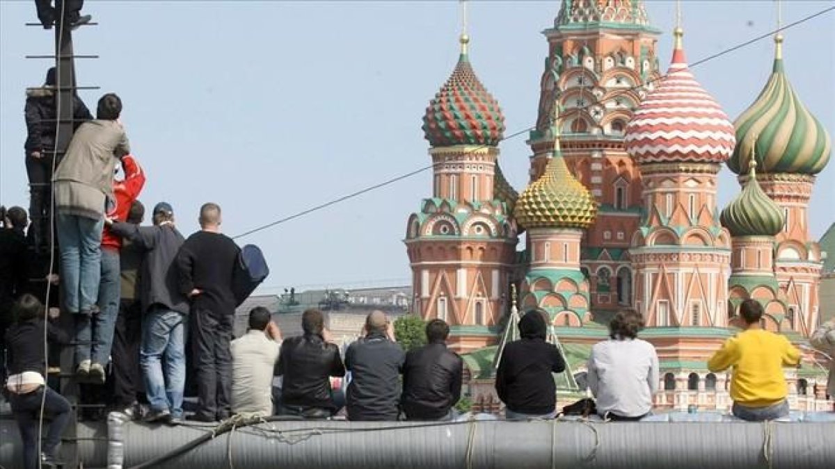 Un grupo de moscovitas observa el paso de varios misiles estrategicos Topol-M durante un desfile militar en la Plaza Roja de Moscu.-EFE / SERGEI ILNITSKY