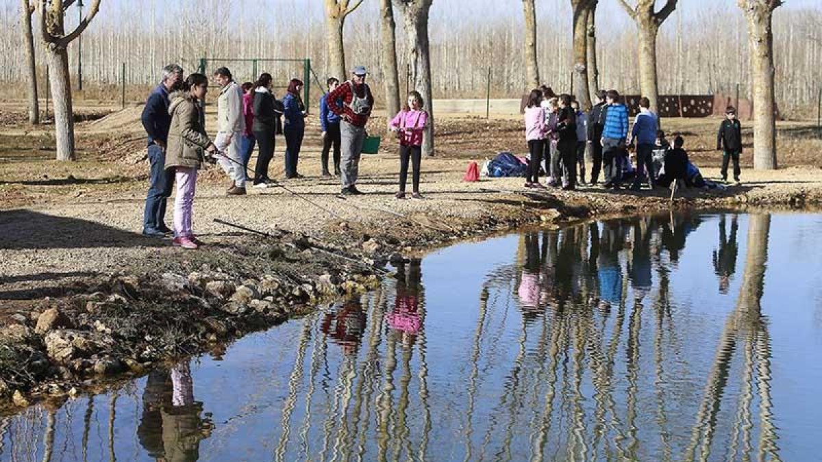 Alumnos del colegio Domingo Viejo de Melgar, ayer, en la laguna del centro de interpretación Pisórica.-RAÚL G. OCHOA