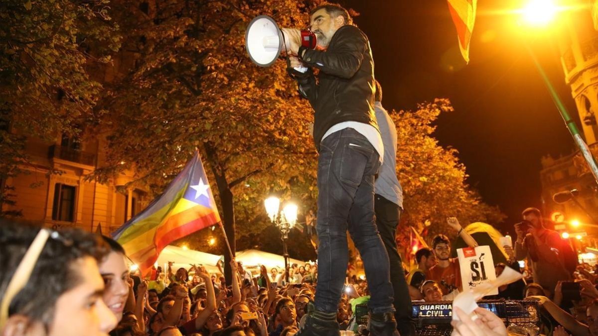 Jordi Cuixart, subido a un Patrol de la Guardia Civil-ELISENDA PONS
