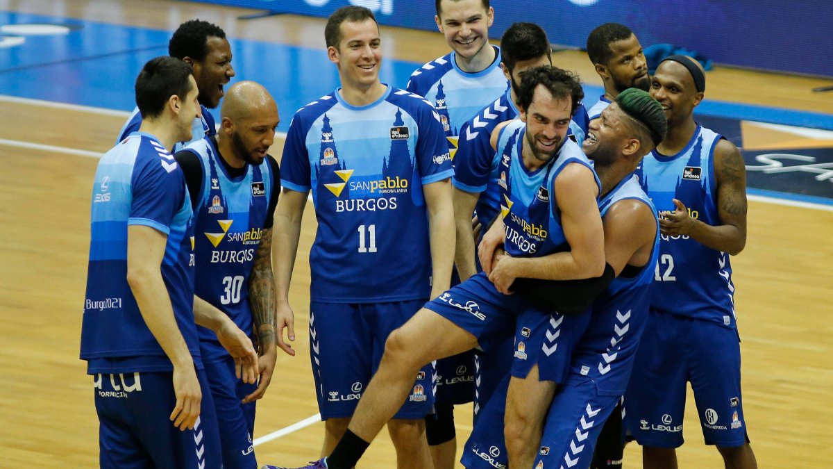 Los jugadores del Hereda San Pablo felicitan Benite tras su actuación. SANTI OTERO