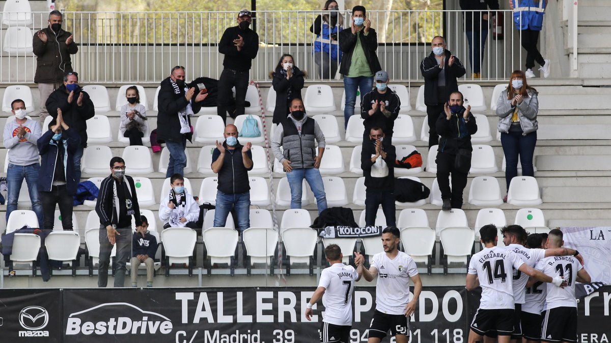 Los jugadores celebran un gol durante un partido. SANTI OTERO