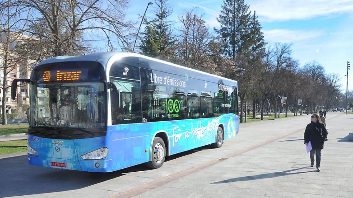 El autobús eléctrico circuló a modo de prueba en la línea 1, correspondiente a Gamonal- centro.-ISRAEL L. MURILLO