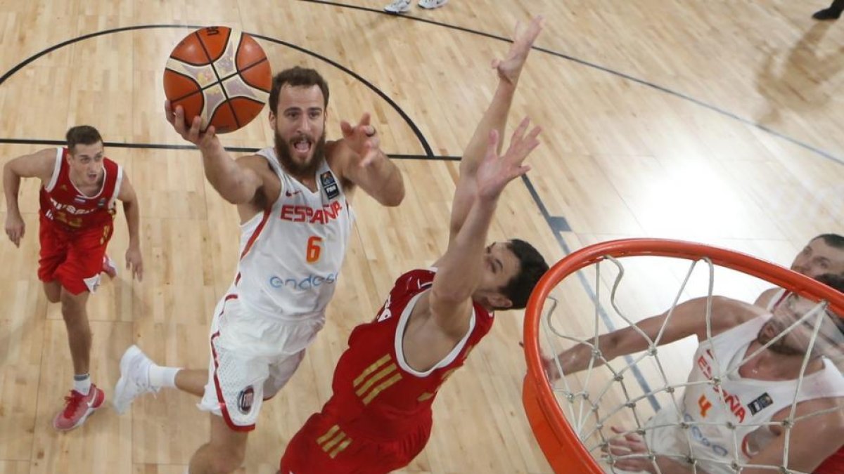 Sergio Rodríguez entra a canasta ante Antonov.-EFE