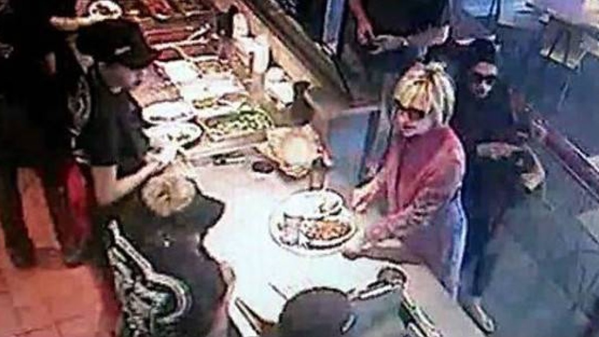 Hillary Clinton, con gafas, en una imagen de las cámaras de seguridad del restaurante Chipotle de Maumee, en Ohio, el lunes.-