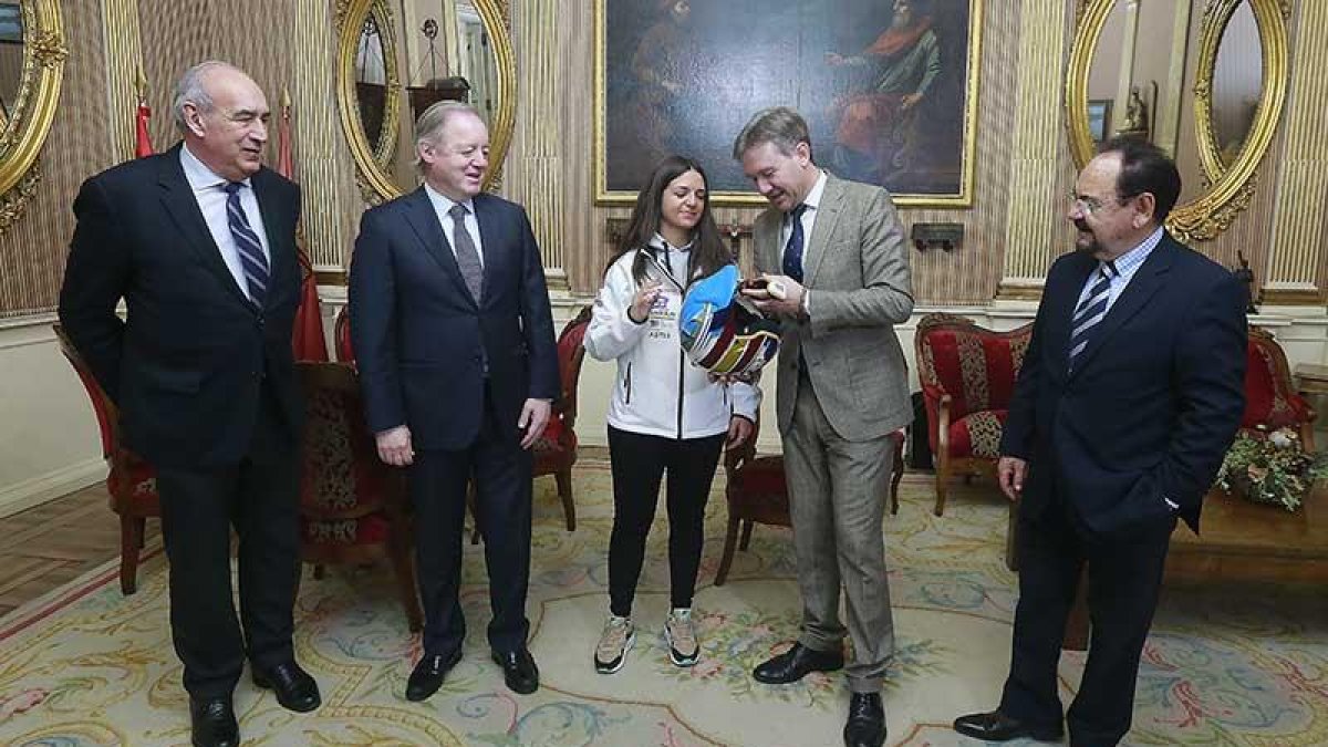 Cristina Gutiérrez fue recibida ayer por el alcalde, Javier Lacalle, en la Casa Consistorial-Raúl G. Ochoa
