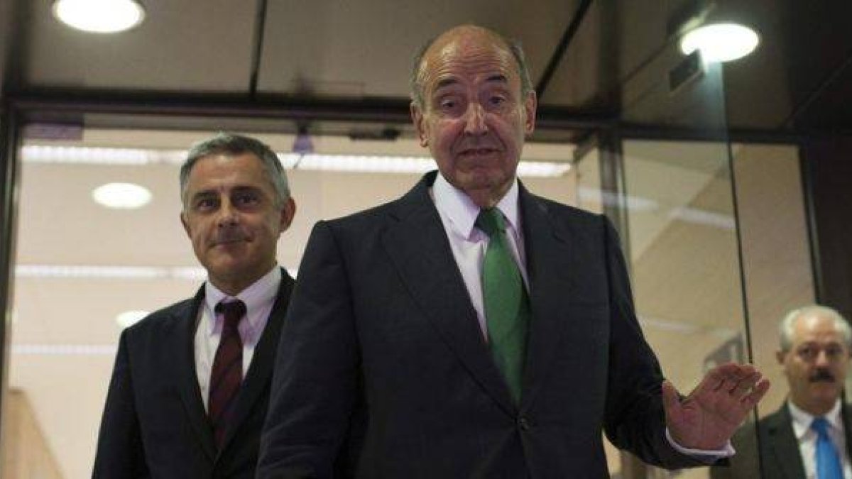 Los abogados de la infanta, Jesús Silva y Miquel Roca, este viernes a las puertas de su despacho.-Foto: EFE / ALEJANDRO GARCÍA