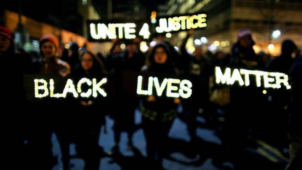 Manifestantes portan una pancarta luminosa en la que se lee 'Black lives matter', 'Las vidas de los negros importan', este jueves en Nueva York.-Foto: AFP / YANA PASKOVA
