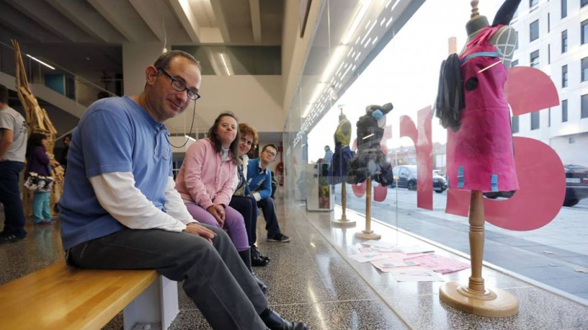 Cuatro de los veinte participantes posan frente a la muestra.-Raúl Ochoa