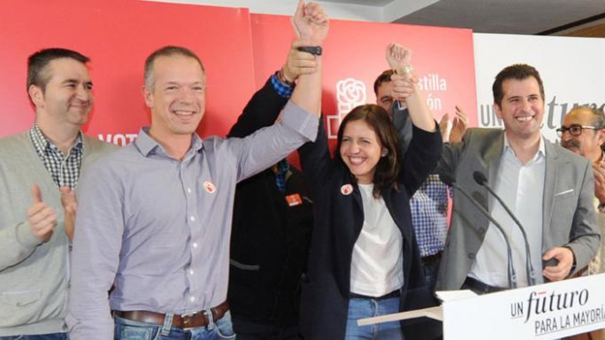 Ander Gil, Esther Peña y Luis Tudanca saludan a los afiliados y simpatizantes tras el resultado de las elecciones.-ISRAEL L. MURILLO
