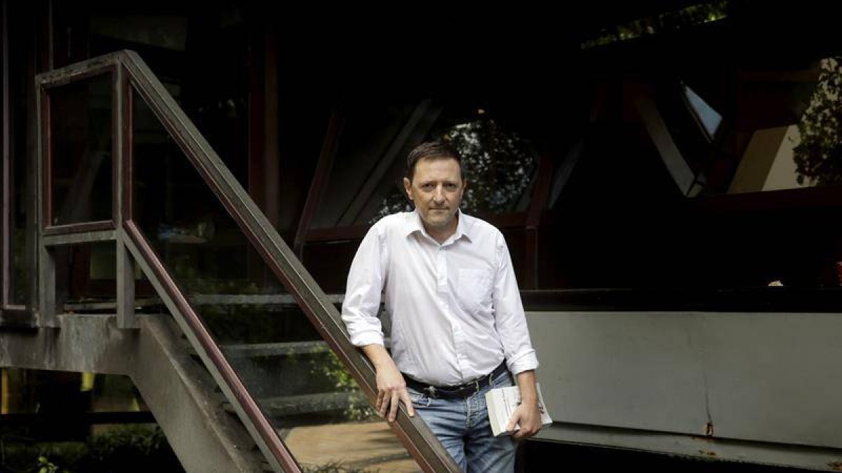 El escritor zaragozano Ignacio Martínez de Pisón posa para Efe en la sede de la editorial Seix Barral, tras obtener hoy el Premio Nacional de Narrativa por su obra