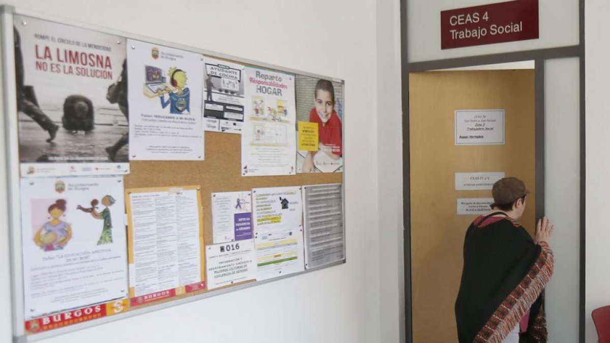 Una mujer entra en una de las salas dedicadas al trabajo social del CEAS de San Agustín.-ISRAEL L. MURILLO