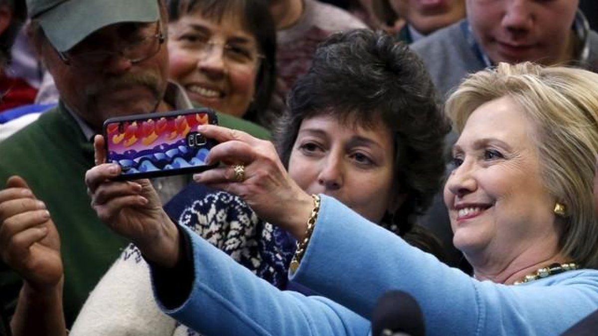 Hillary Clinton posa con una seguidora en un acto de campaña en Manchester (Nuevo Hampshire), este lunes.-REUTERS / ADREES LATIF