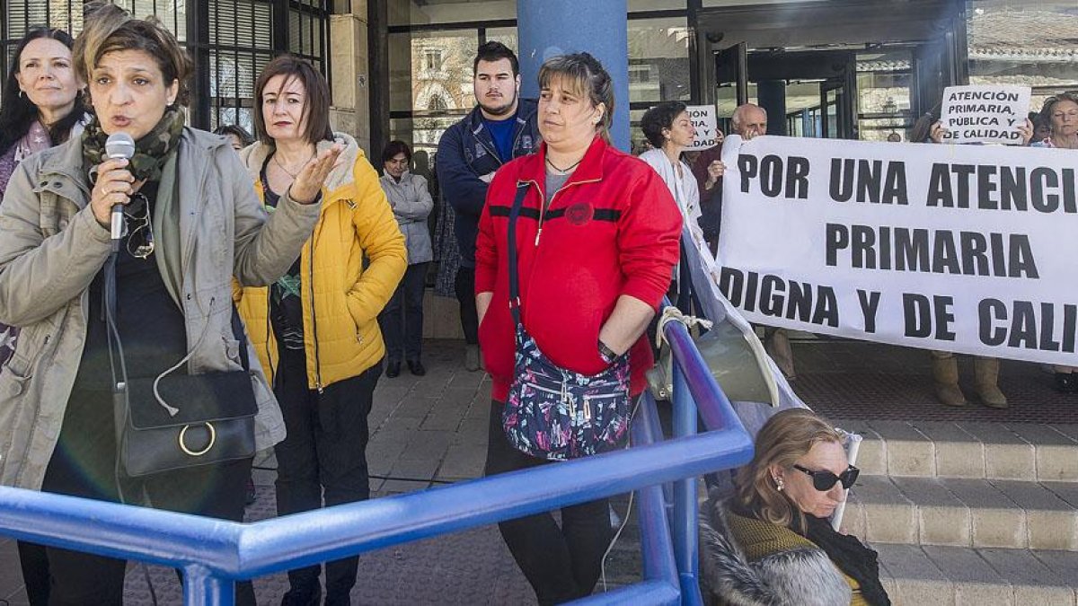 Las facultativas se despidieron ayer de sus pacientes recordando la insostenible situación que atraviesan los profesionales sanitarios de lar región.-ISRAEL L. MURILLO