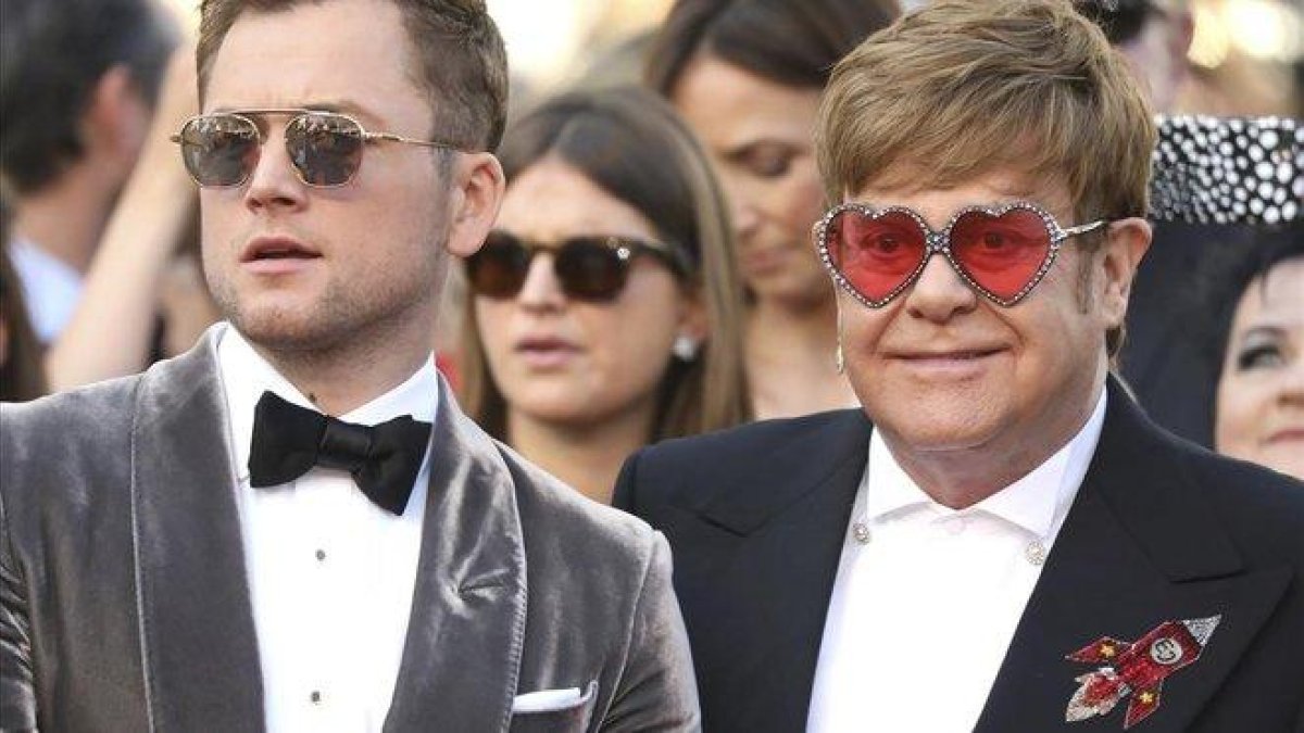 Taron Egerton, intérprete de Elton John en Rocketman, y Elton John, en Cannes.-VIANNEY LE CAER / AP