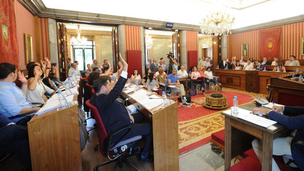 Momento de la votación en la que salió rechazado el convenio de refinanciación.-ISRAEL L. MURILLO