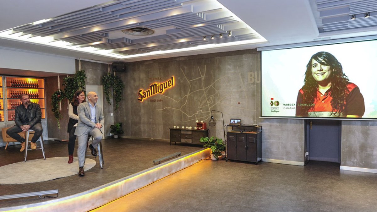 Durante la presentación se proyectó un vídeo con testimonios de empleados de la fábrica. ISRAEL L. MURILLO