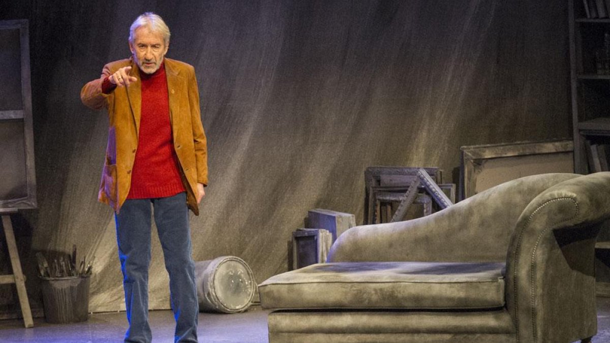 Señora de rojo sobre fondo gris, se puso ayer en escena en el auditorio de la Fundación Caja de Burgos en la avenida de Cantabria.-ISRAEL L. MURILLO