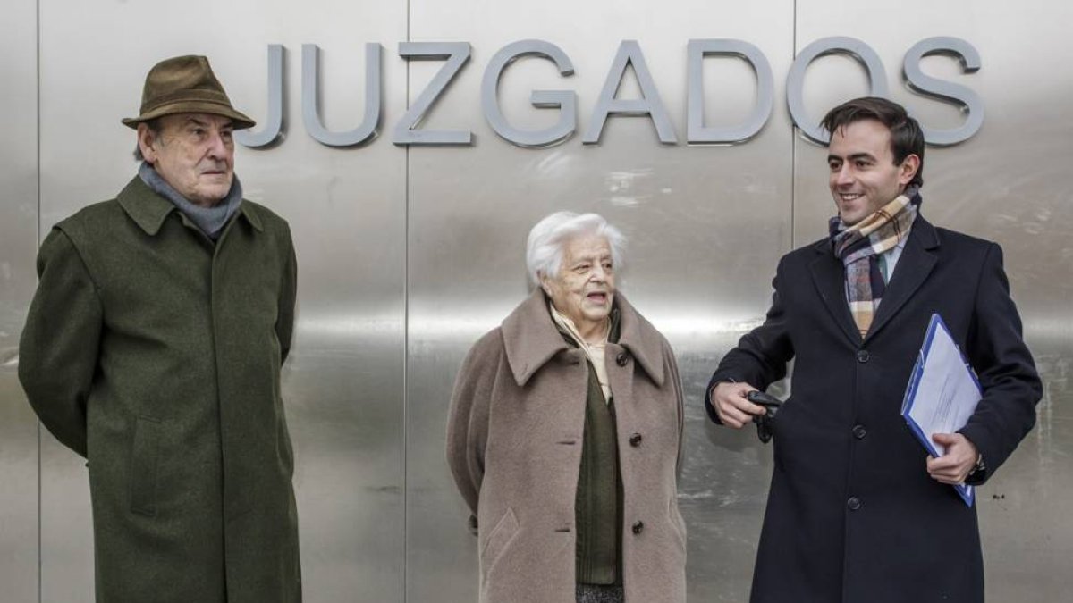 María Eugenia Yagüe entregó ayer las denuncias junto a su abogado, Antonio Molero (derecha).-SANTI OTERO
