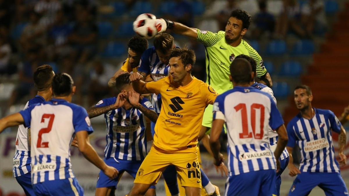 Borda salta a por un balón.-DIARIO DE LEÓN
