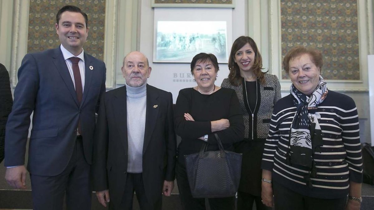 El alcalde, Daniel de la Rosa, junto a Fede, sus hermanas y la presidenta del IMC, Nuria Barrio..-RAÚL G. OCHOA