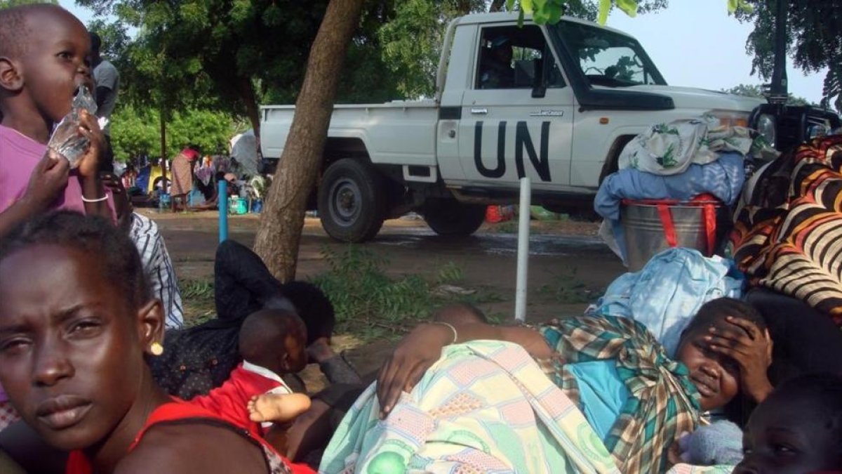 Desplazados sursudaneses de los combates de Yuba en un campamento de la ONU.-REUTERS